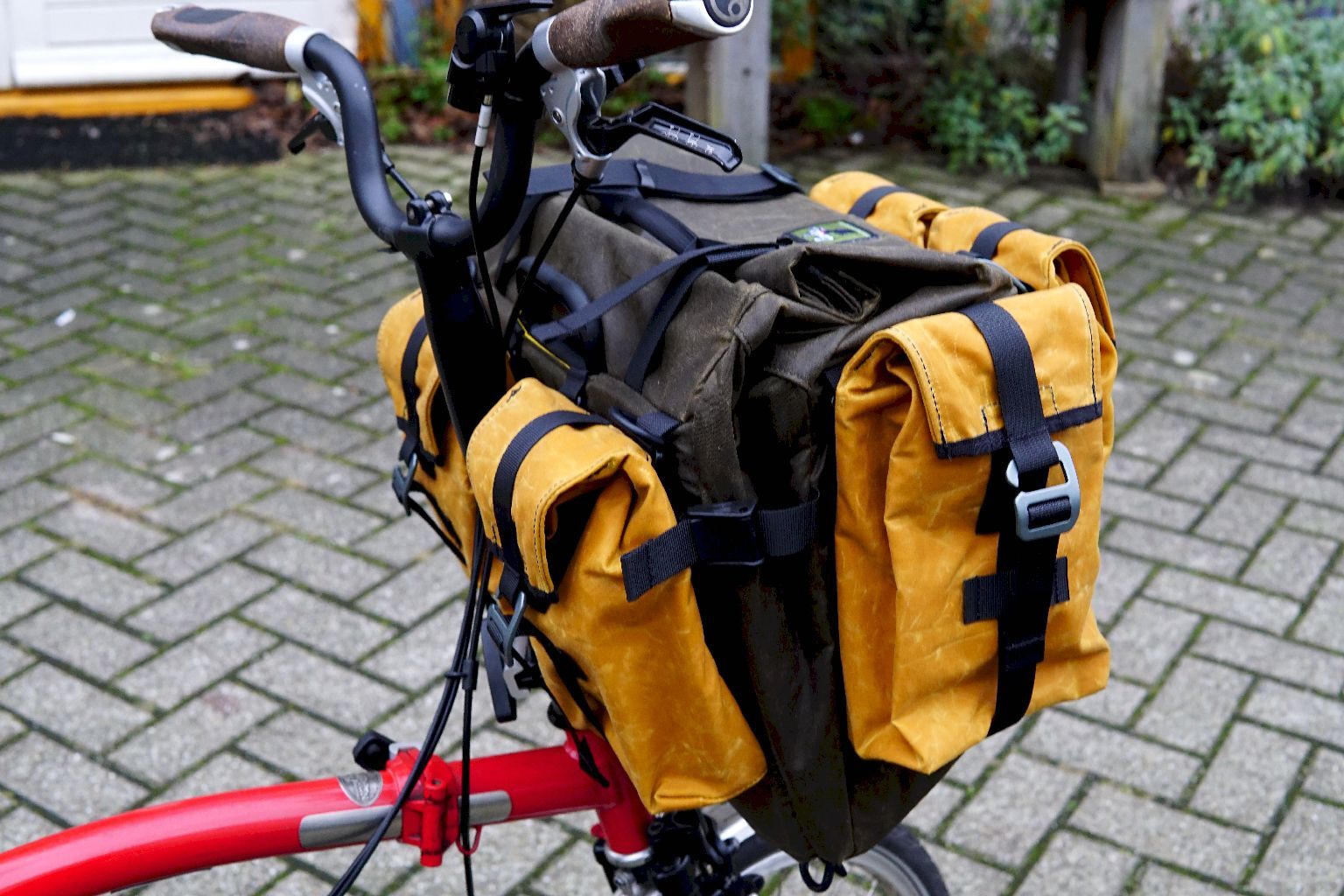 Eerder Xplorer front bag MK3 fits the Brompton front carrier block