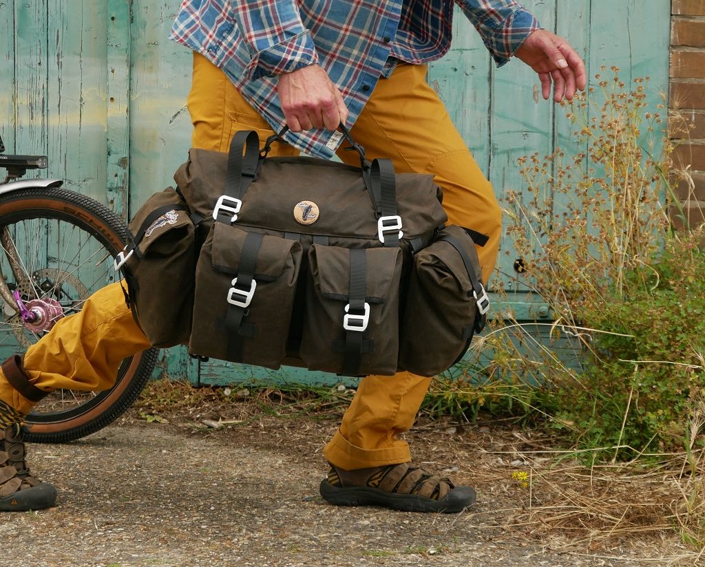 Eerder Xplorer front bag MK3 fits the Brompton front carrier block