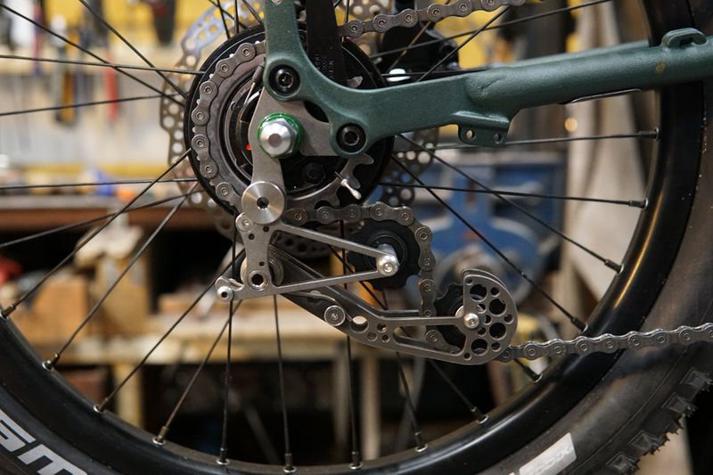 Eerder metaal Conversion kit for Brompton G-line Alfine and Rohloff with wider Smart Sam tyre from Schwalbe. With the Eerder X Rohloff tensioner