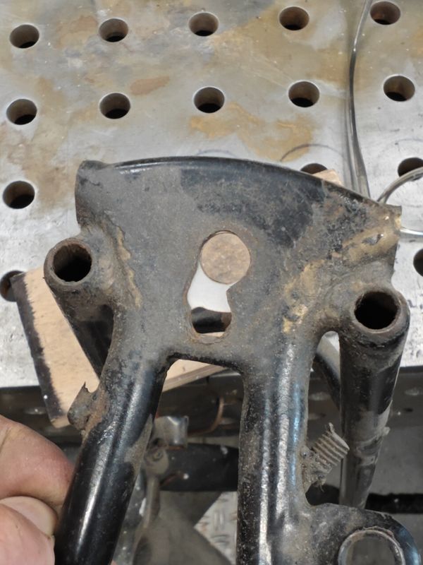Suspension plate hole fixer