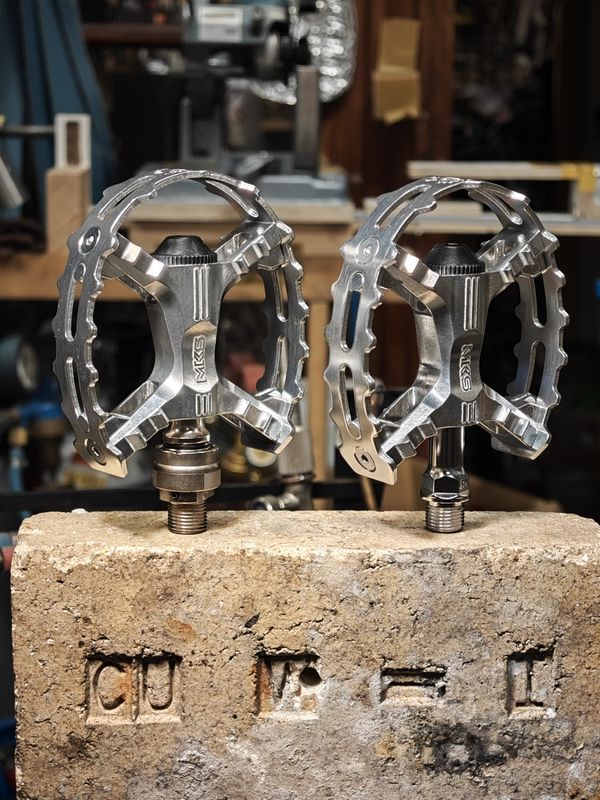 MKS XC-III Bear Trap pedals, polished Aluminium cage and body, left side EZY Superior, right side normal 9/16&quot; threaded (non EZY)