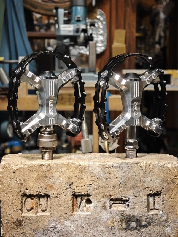 MKS XC-III Beartrap pedals, Black cage, polished Aluminium body, left side EZY Superior, right side normal 9/16&quot; threaded (non EZY)