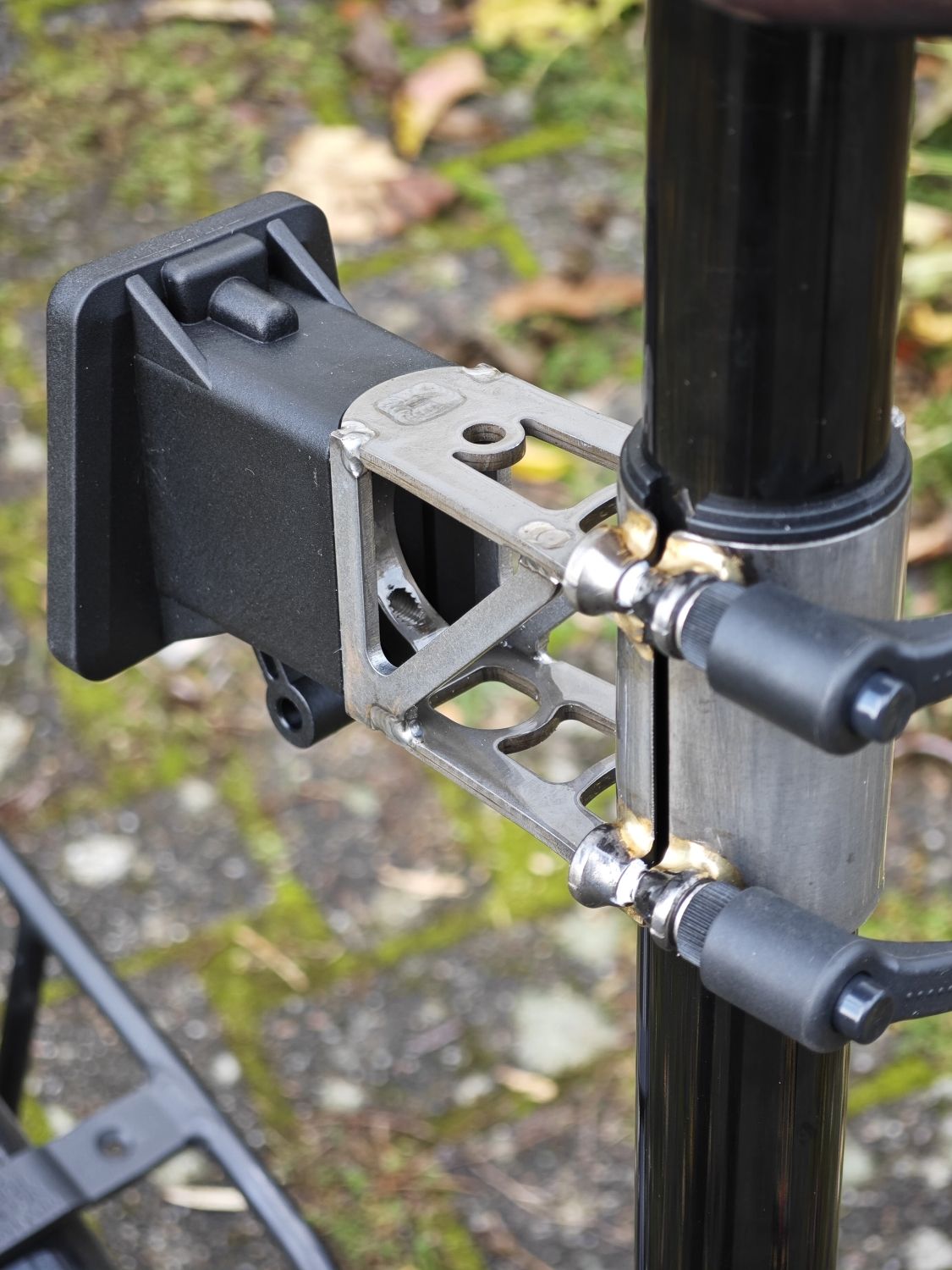 Eerder metaal Model 4.5 #Seatposthugger with hinge for easy installation and removal, Finish: Raw Lacquer gloss powdercoat