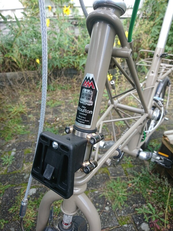 Eerder metaal #Headtubehugger luggage adapter for Moulton Mk3, bronze brazed with Brompton front carrier block