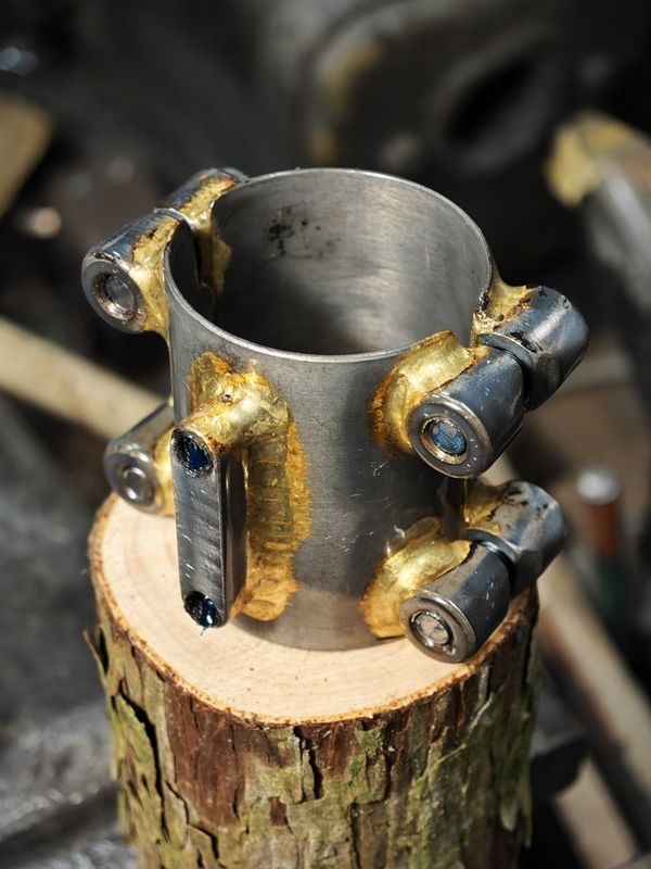 Eerder metaal #Headtubehugger luggage adapter for Moulton Mk3, bronze brazed with Brompton front carrier block