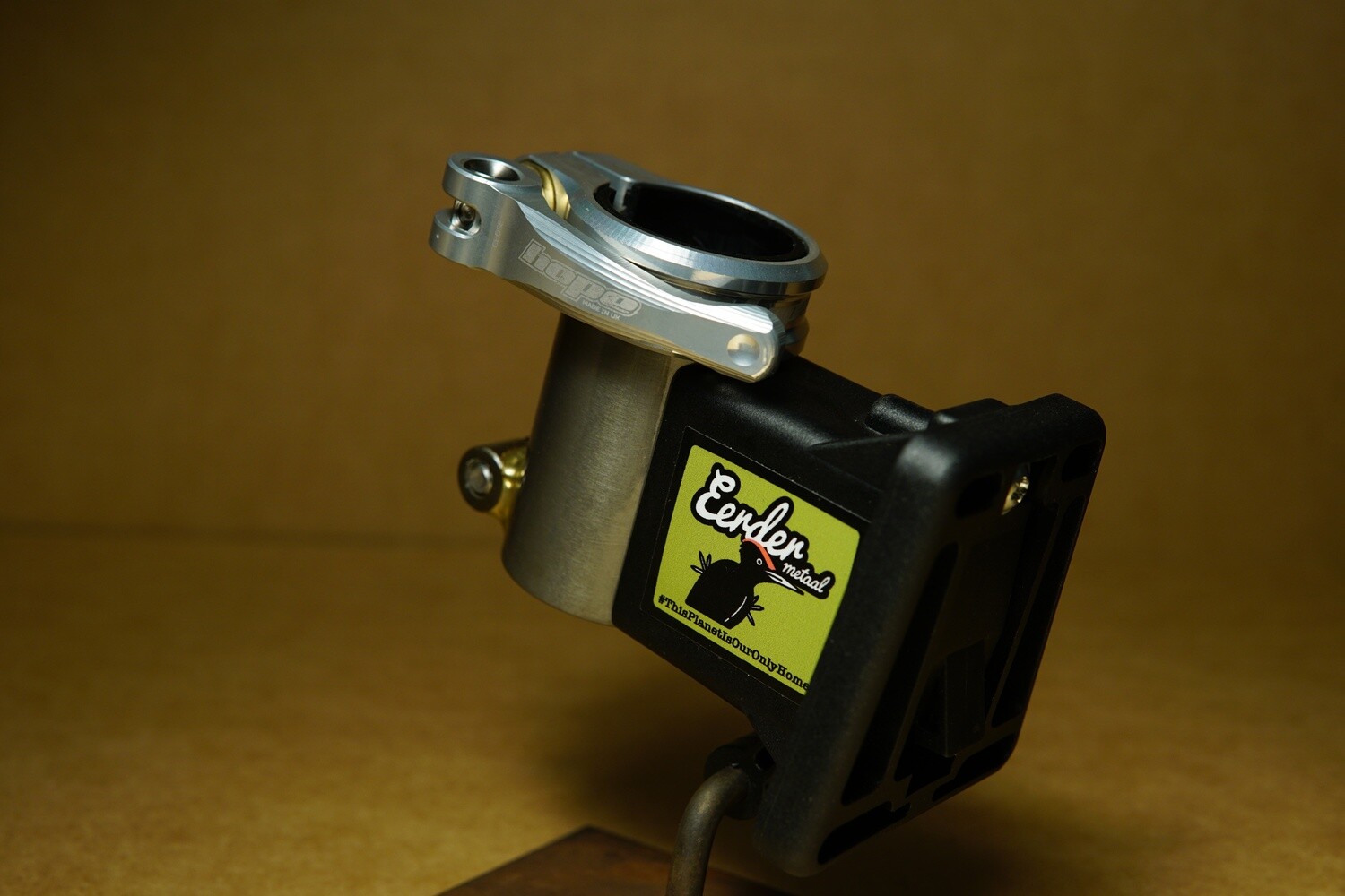 Eerder metaal #Seatposthugger Model XS Mk2 luggage adapter with Hope Quick release, Finish: Raw lacquer, clear gloss powder coating