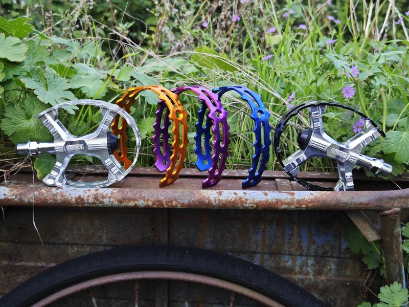 MKS XC-III Beartrap pedals, Black cage, polished Aluminium body, left side EZY Superior, right side normal 9/16" threaded (non EZY)