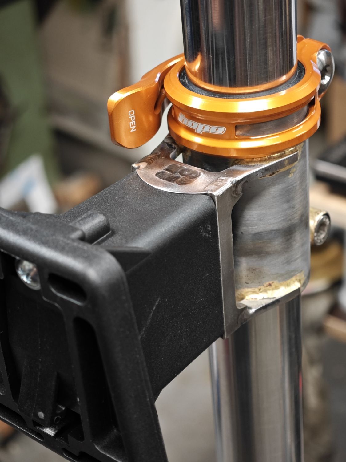 Eerder metaal #Seatposthugger Model S luggage adapter with Hope Quick release, Finish: Raw lacquer, clear gloss powder coating