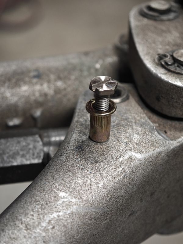 Preload set screw and nut for Trigo front luggage frame, anti getting stuck feature