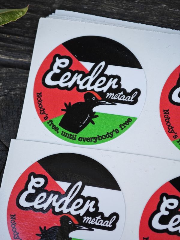 Eerder metaal sticker "nobody's free untill everybody's free" round 34mm