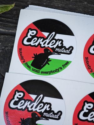 Eerder metaal sticker "nobody's free untill everybody's free" 34mm