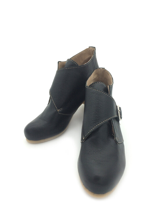 Side-strap boot