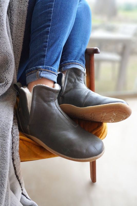 Axis Sheepskin -CHARCOLE