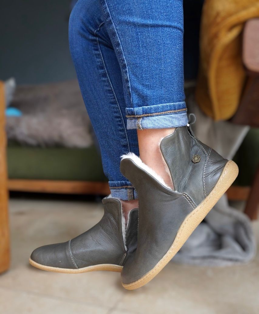 Axis Sheepskin -CHARCOLE