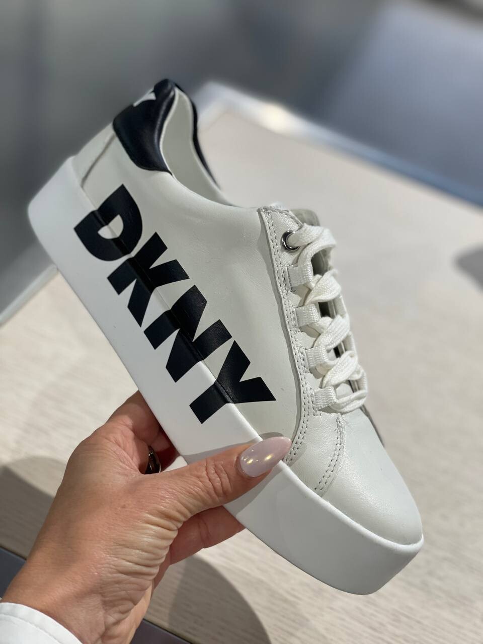 Кроссовки DKNY