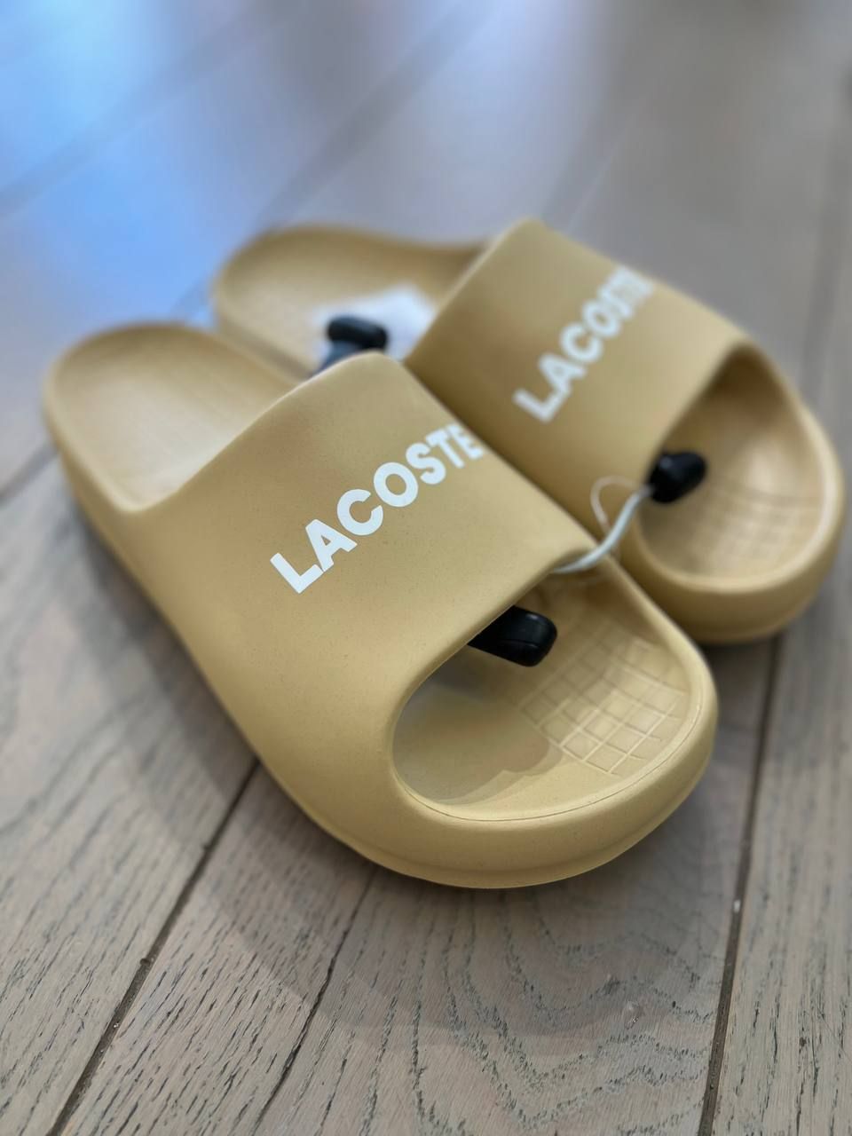 Женские шлепанцы Lacoste