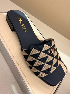 Шлепанцы Prada