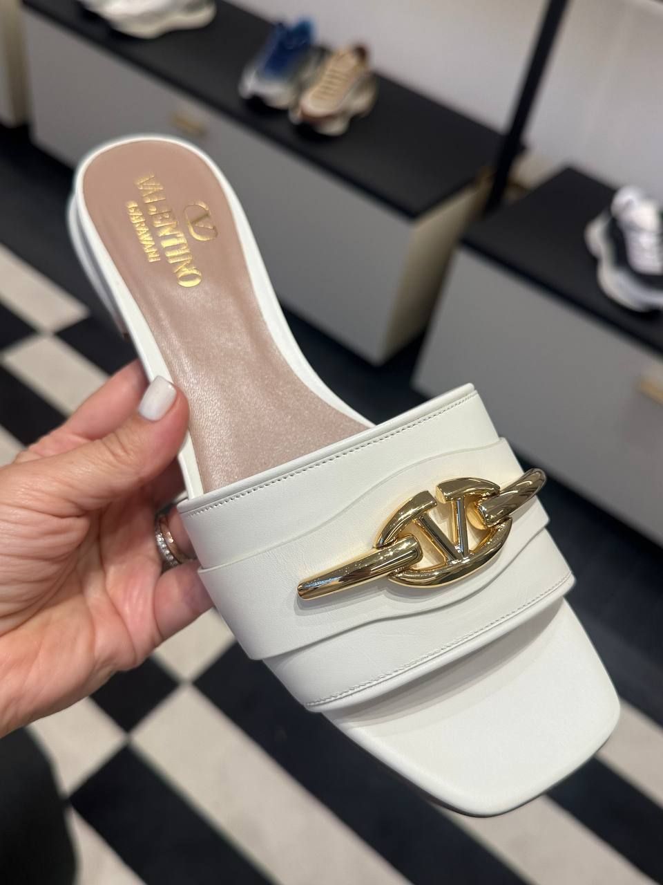 Шлепанцы Valentino