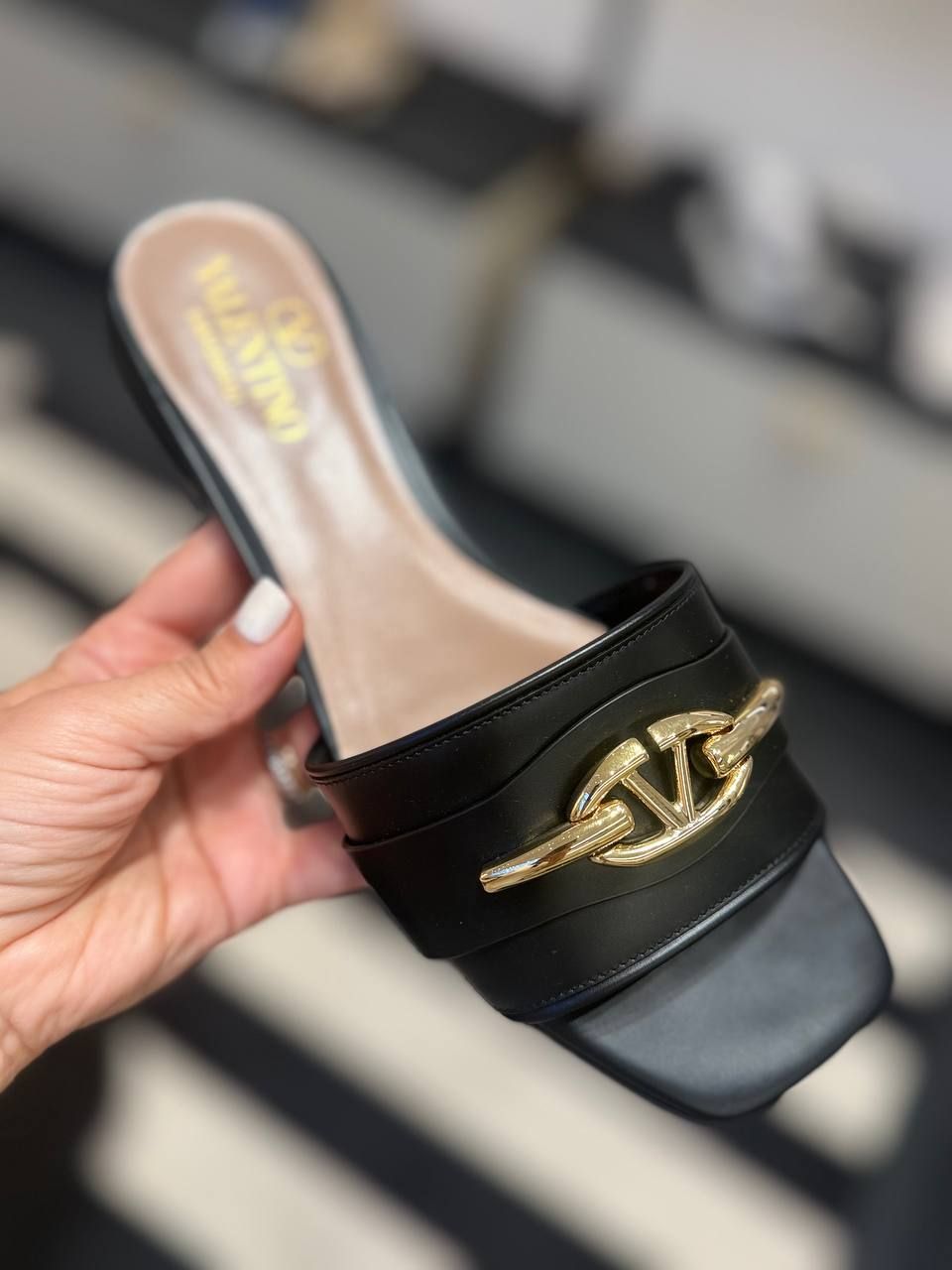 Шлепанцы Valentino