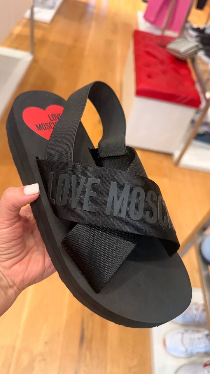 Шлепанцы Moschino