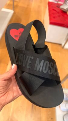 Шлепанцы Moschino