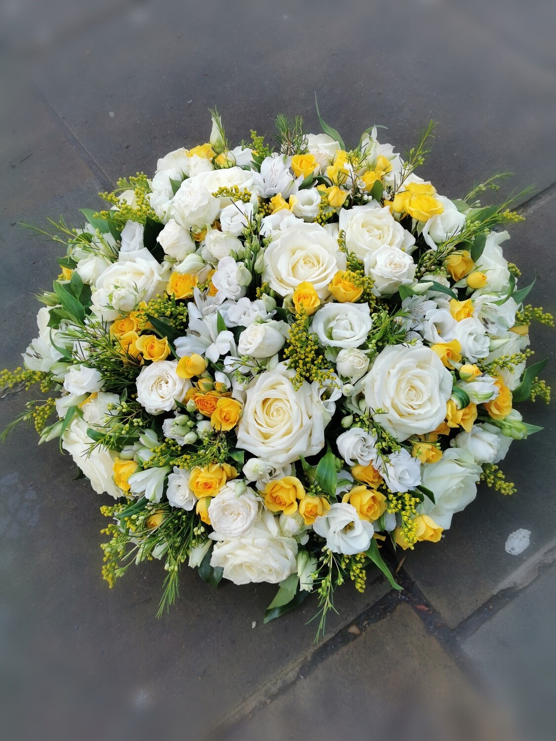 Yellow and white posy