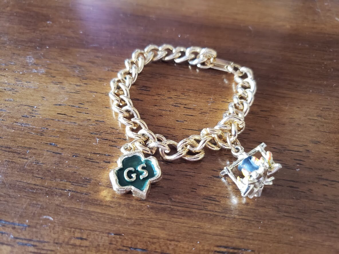 GS charm bracelet/2 charms 1950-?. Gold plate.