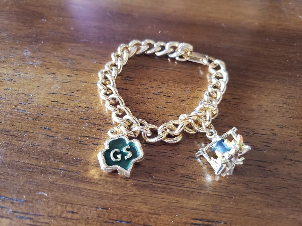 GS charm bracelet/2 charms 1950-?.  Gold plate.