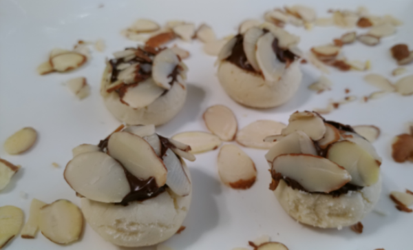 12 Gourmet Sliced Almond Cookies