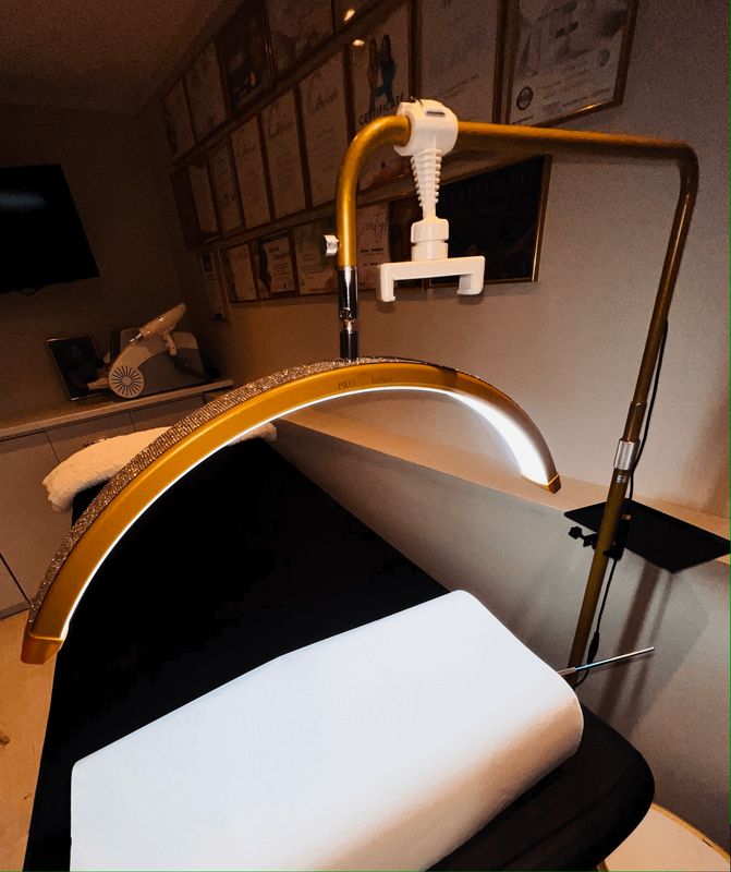 Half Moon LED lampe- Gull med diamanter