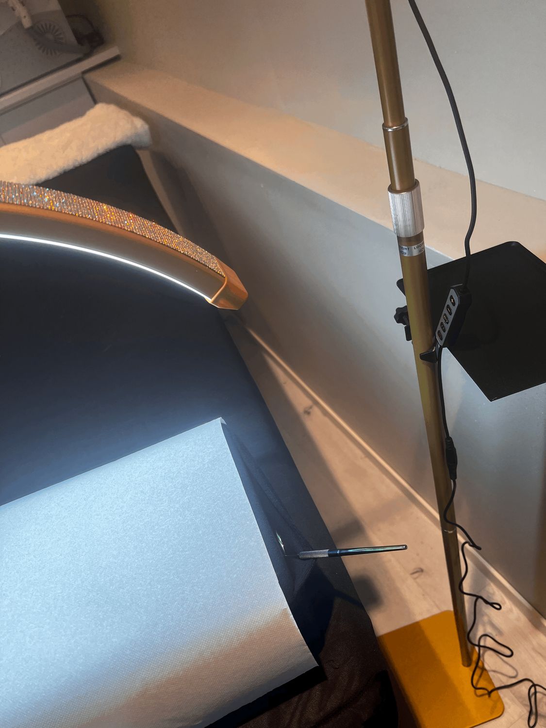 Half Moon LED lampe- Gull med diamanter