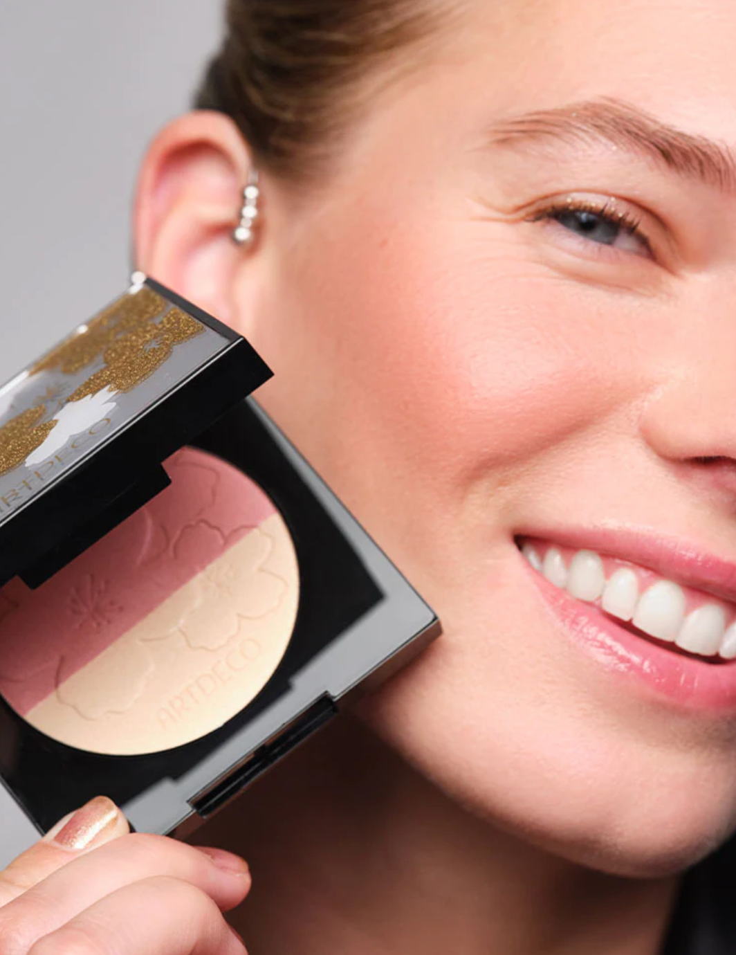 GLOW BLUSHER - LIMITED SILVER & GOLD EDITION GLOW BLUSHER - LIMITED SILVER & GOLD EDITION