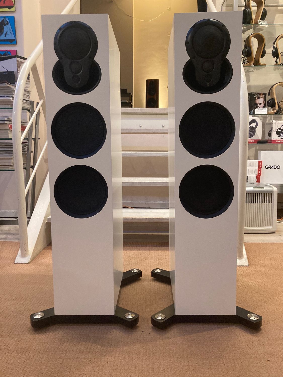 Linn Akurate 242 weiss/ Black Array-Black mit Upgradestand