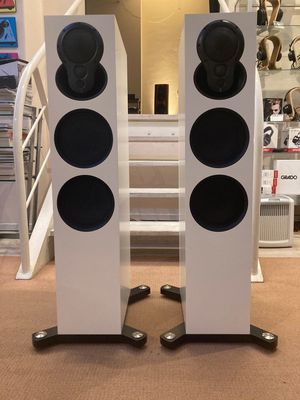Linn Akurate 242 weiss/ Black Array-Black mit Upgradestand Linn Akurate 242 weiss/ Black Array-Black mit Upgradestand