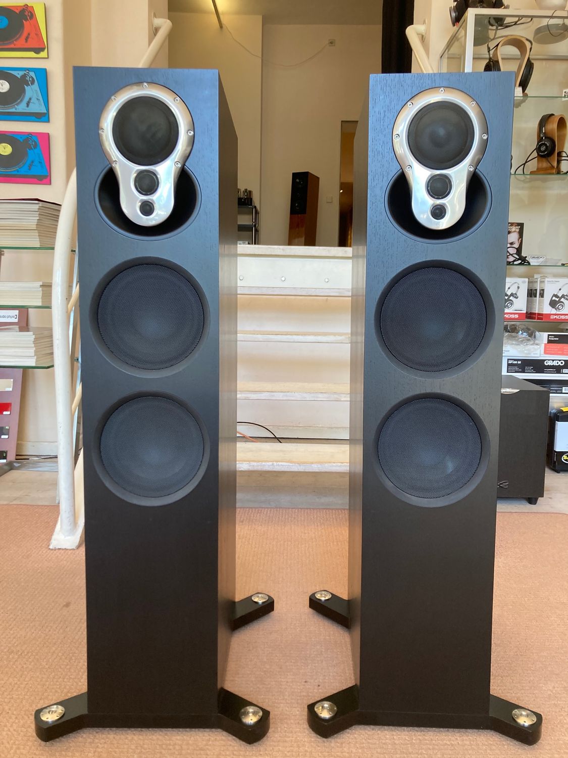 Linn Akurate 242 in schwarz mit  Upgrade-Stand