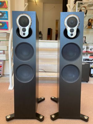 Linn Akurate 242 in schwarz mit Upgrade-Stand Linn Akurate 242 in schwarz mit Upgrade-Stand