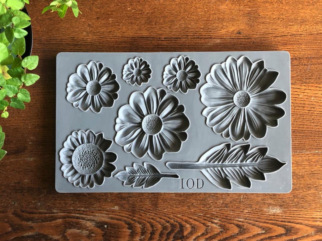 IOD HE LOVES ME DECOR MOULD - Iron Orchid Designs