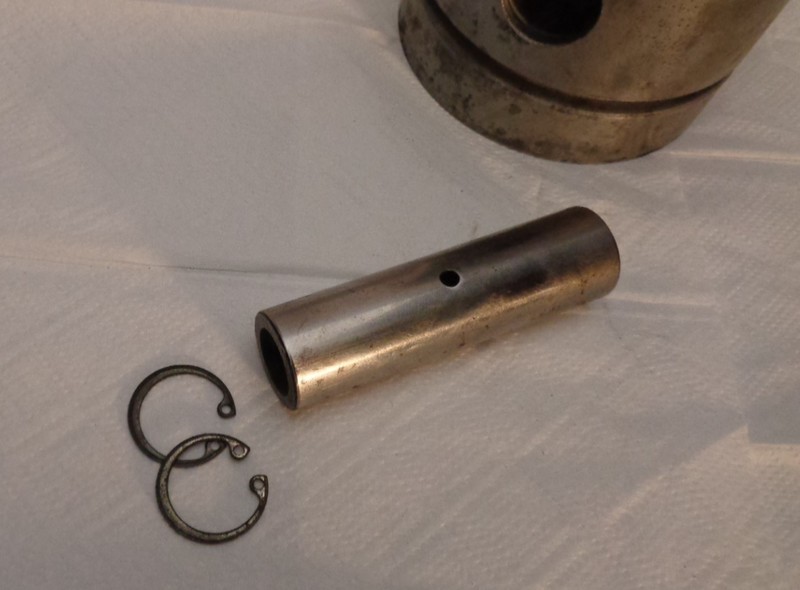 Seegersikring for stempelbolt