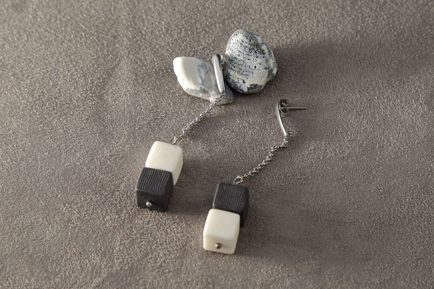 Ассиметричные серьги из черного и белого фарфора, кубики на длинной цепочке. Asymmetric earrings made of black and white porcelain, cubes on a long chain.