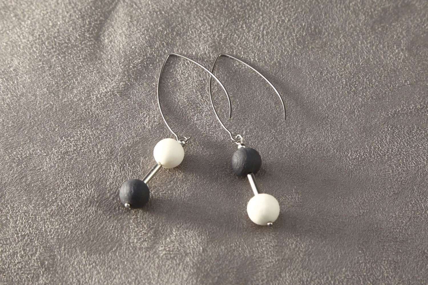 Ассиметричные длинные серьги из черного и белого фарфора шарики.  Asymmetric long earrings made of black and white porcelain balls.