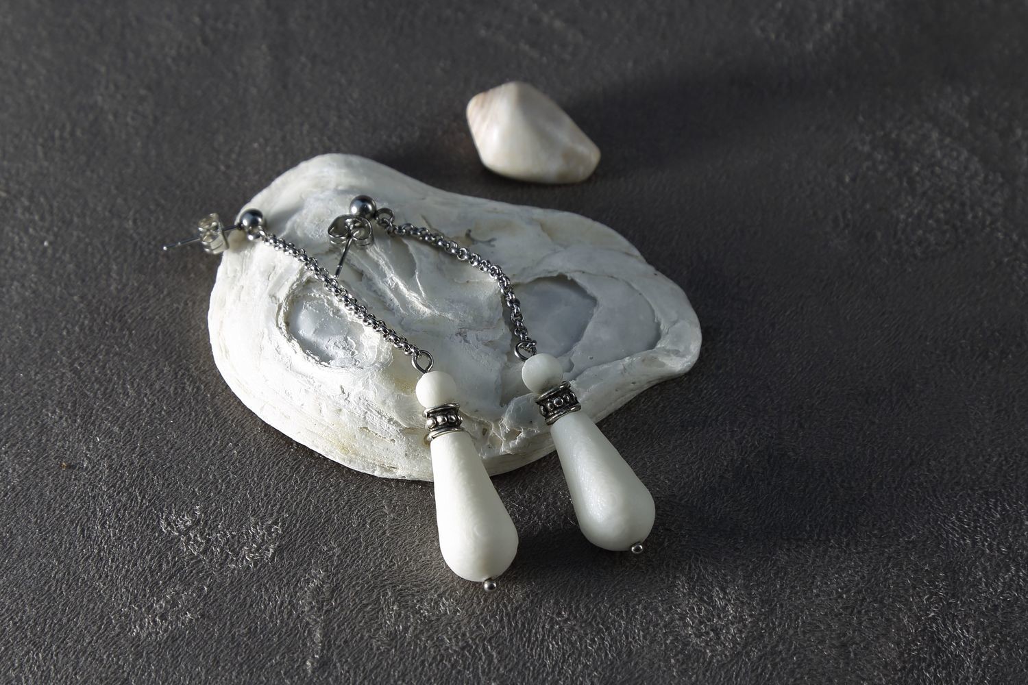 Серьги капельки из белого фарфора на длинной цепочке. White porcelain droplet earrings on a long chain.