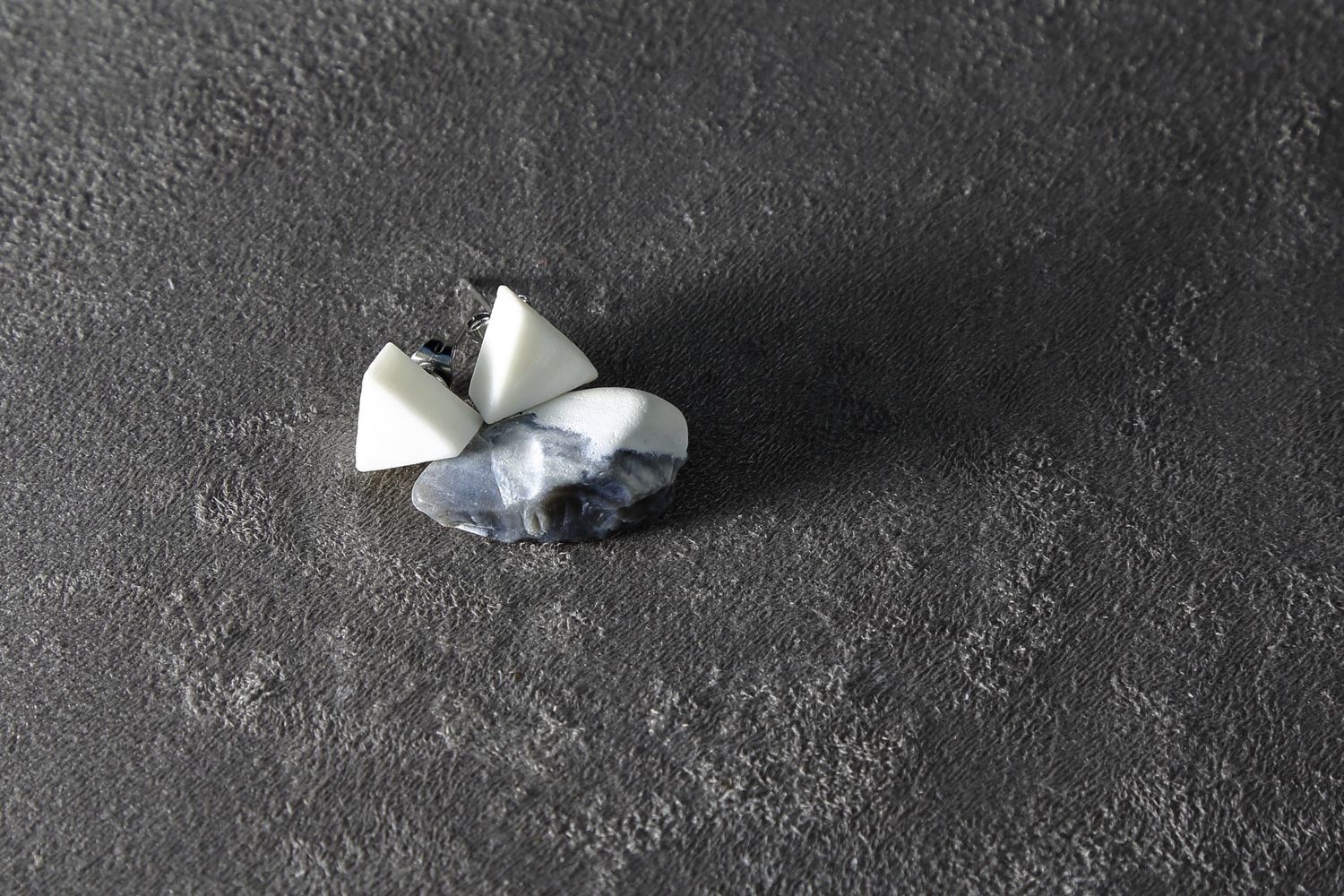Пусеты из белого фарфора, треугольники. White porcelain stud earrings, triangles.
