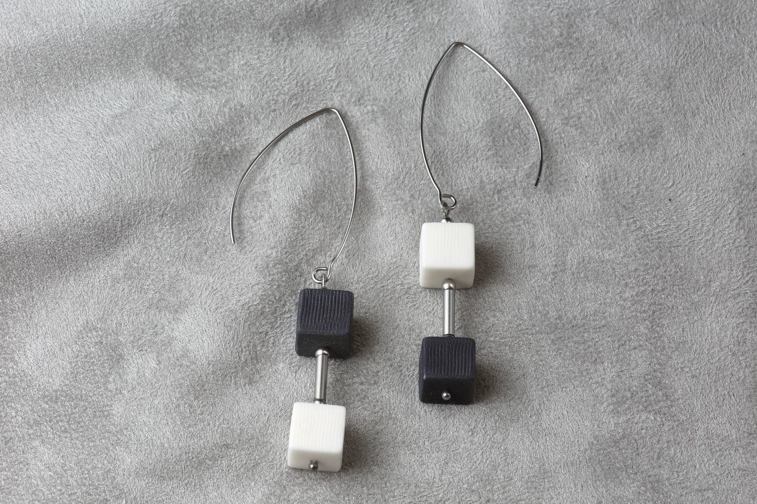 Ассиметричные серьги из черного и белого фарфора, кубики со вставкой.  Asymmetric earrings made of black and white porcelain, cubes with inserts.