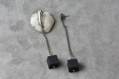 Cерьги из черного фарфора, кубик на длинной цепочке. Black porcelain earrings, a cube on a long chain.