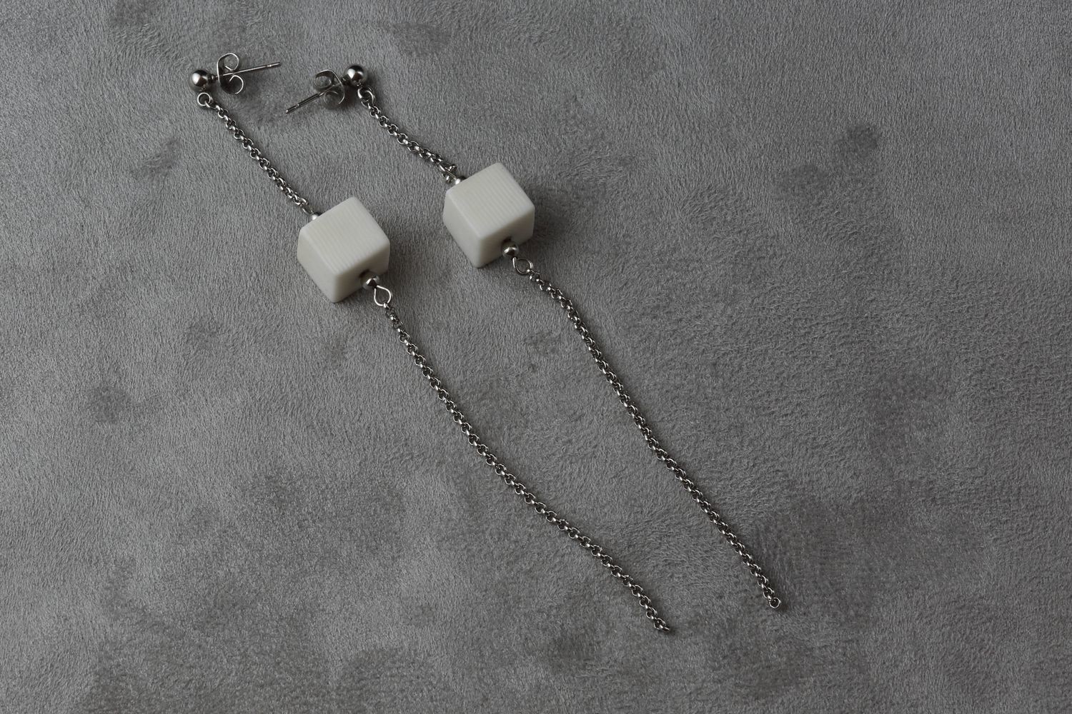 Cерьги из белого фарфора, кубик в середине цепочки. White porcelain earrings, a cube in the middle of the chain.
