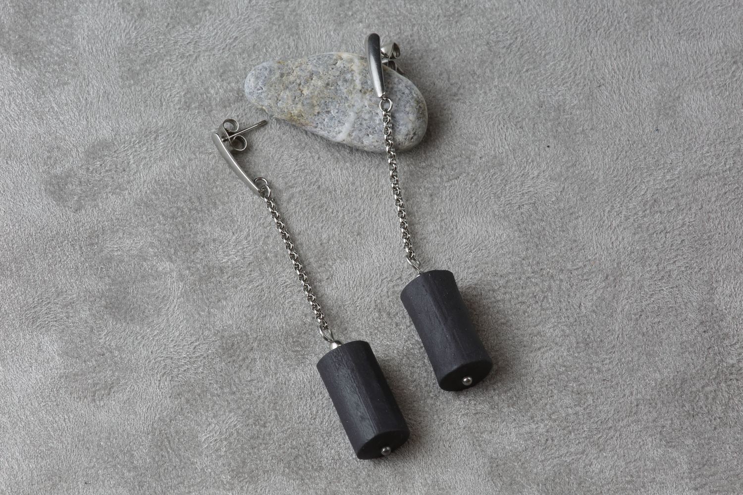 Серьги из черного фарфора, цилиндр на длинной цепочке.  Black porcelain earrings, cylinder on a long chain.