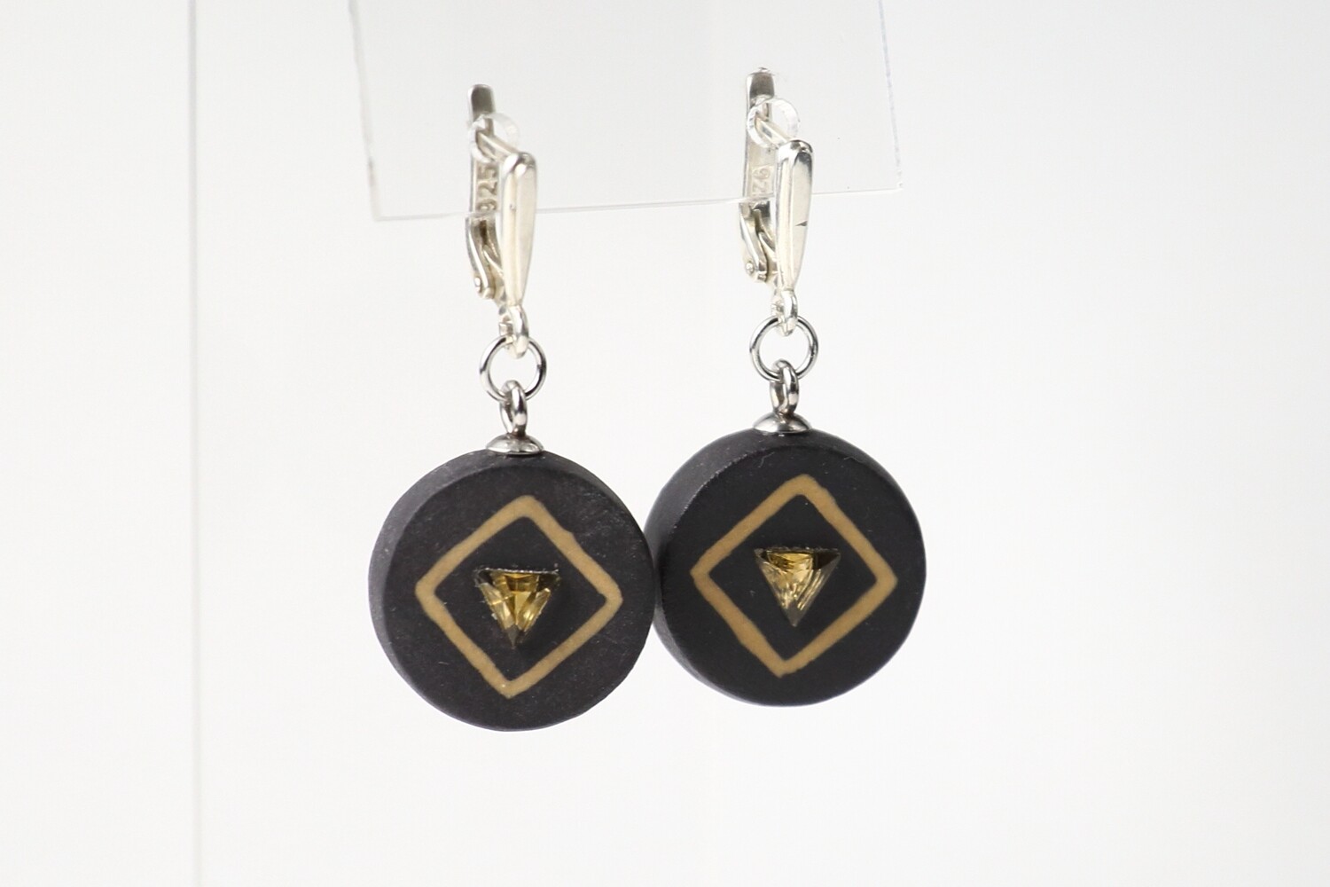 Круглые серьги из черного фарфора с натуральными камнями треугольной формы.
Black porcelain earrings, circle  with a natural stone.