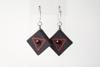 Квадратные серьги из черного фарфора с натуральными камнями круглой формы. Black porcelain earrings, square  with a natural stone.