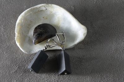 Серьги из черного фарфора, треугольная призма. Black porcelain earrings, triangular prism.