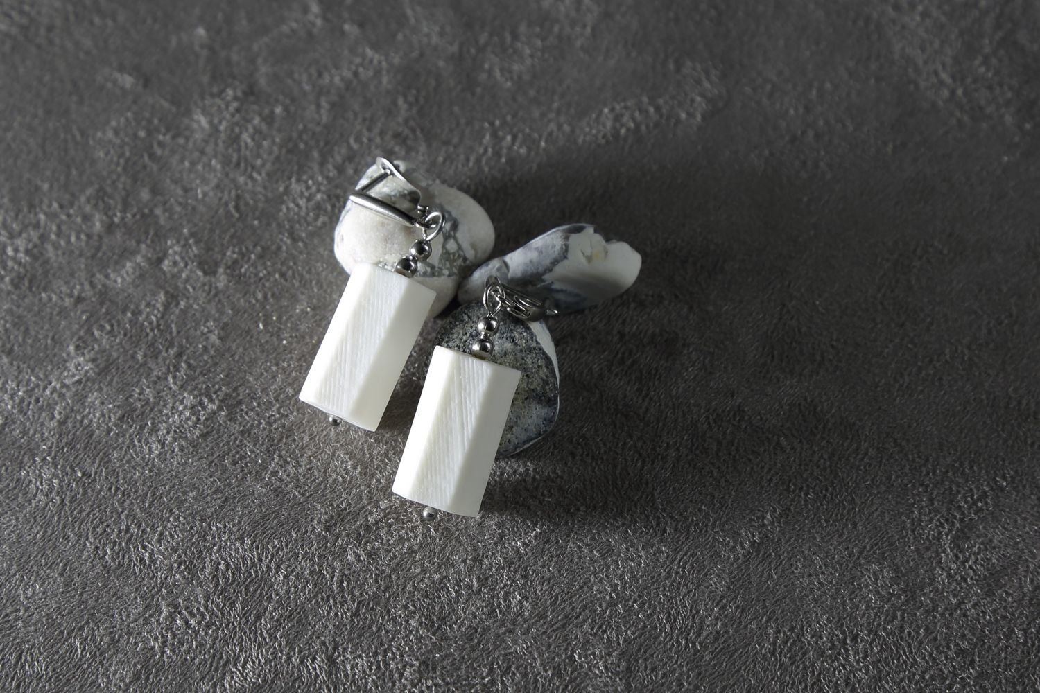 Серьги из белого фарфора, шестиугольная призма. Английская швенза. White porcelain earrings, hexagonal prism. English fixture (ear wire).